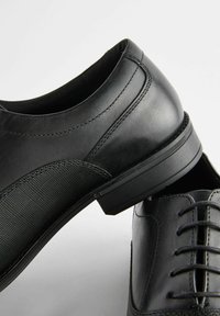 Next OXFORD TOECAP - REGULAR FIT - Fűzős cipők - black
