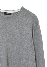 Maglione grigio a maglia con collo rotondo, featuring un bordo a coste sul collo e sui polsini. Tessuto leggero con una trama morbida. Etichetta del marchio visibile.