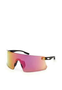 Occhiali da sole con grande lente curva a gradiente rosa, montatura nera e finiture in gomma texture sulle astine. Design leggero per uso all'aperto.