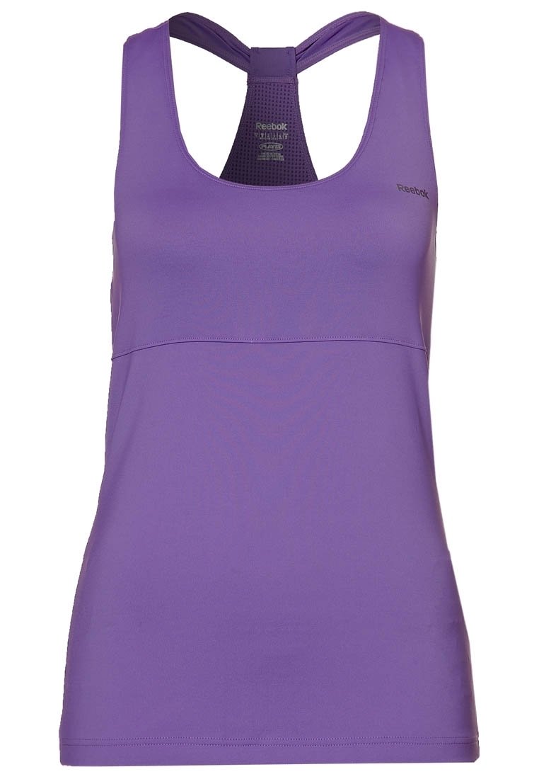 Lila träningslinne med racerback-design, slät textur och Reebok-logotyp tryckt på framsidan. Har en ventilerande meshpanel på baksidan.