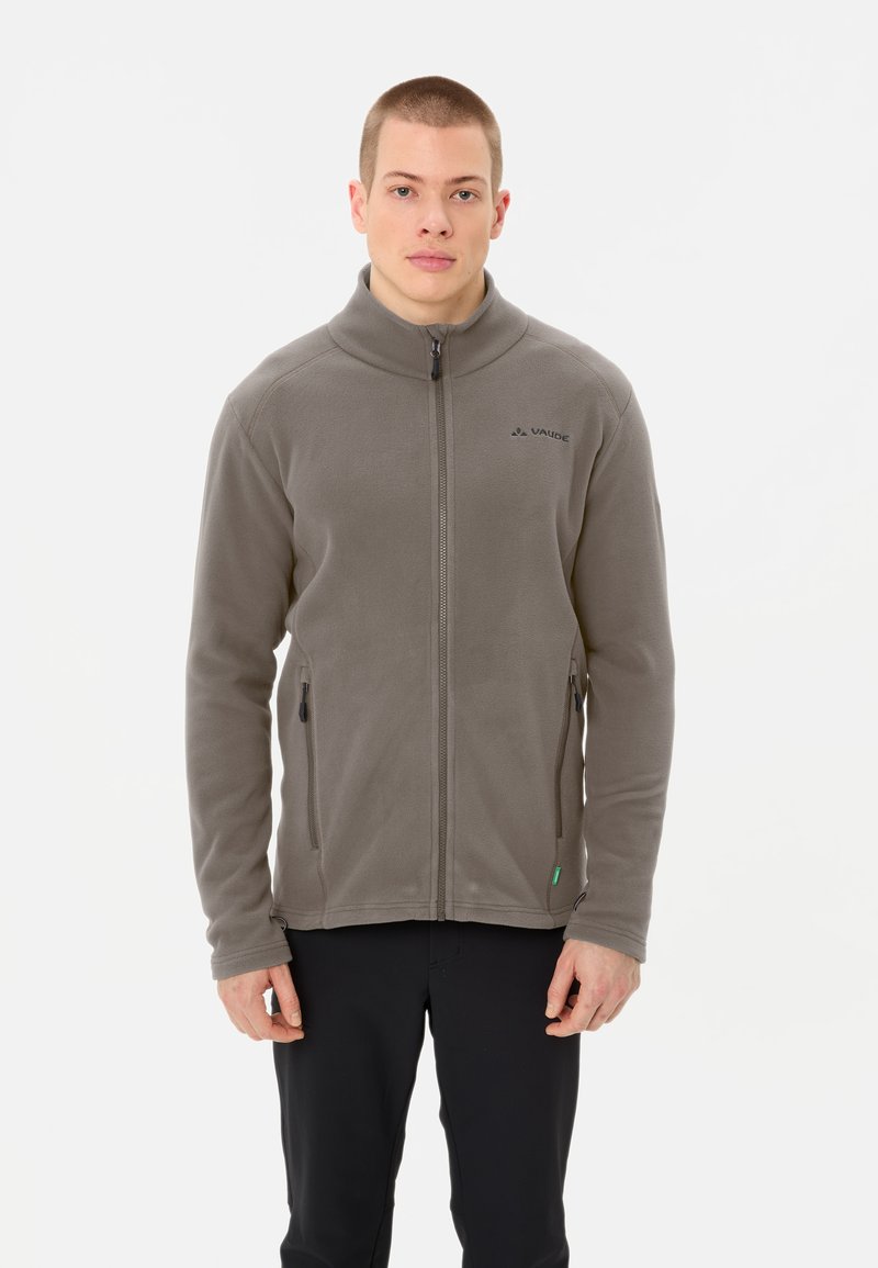 Giacca in fleece grigia con colletto alto, apertura con zip sul davanti e due tasche laterali. Presenta un piccolo logo sul petto e un tessuto morbido e testurizzato.