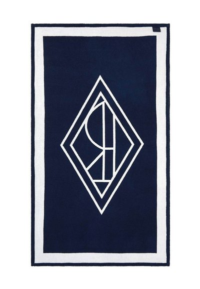 Ορθογώνια πετσέτα σκούρου μπλε με λευκό περίγραμμα και λευκό γεωμετρικό διαμάντι που περιέχει αφηρημένα μοτίβα γραμμών στο κέντρο.