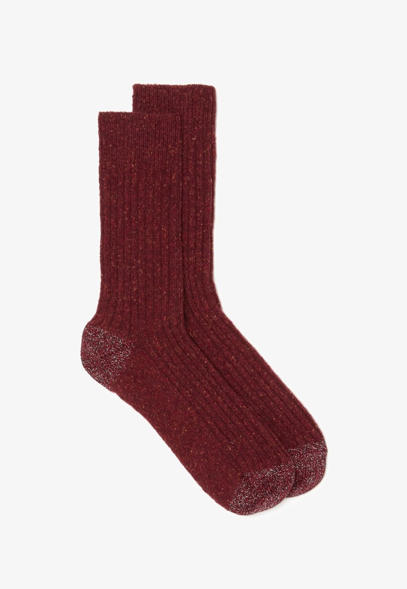 Calze a costine color bordeaux con una finitura testurizzata e accenti contrastanti di grigio sulla punta e sul tallone. Materiale in maglia morbida di lunghezza media fino al polpaccio.