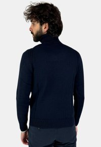 Maglione a collo alto navy, texture a coste, design aderente, maniche lunghe, con un alto colletto e un motivo a maglia a contrasto sulle spalle.