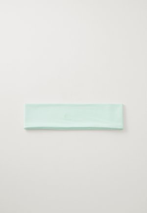 Tanka headband u mint zelenoj boji, tankog dizajna, glatke teksture, s suptilnim detaljem logotipa. Pogodna za sport ili casual nošenje.