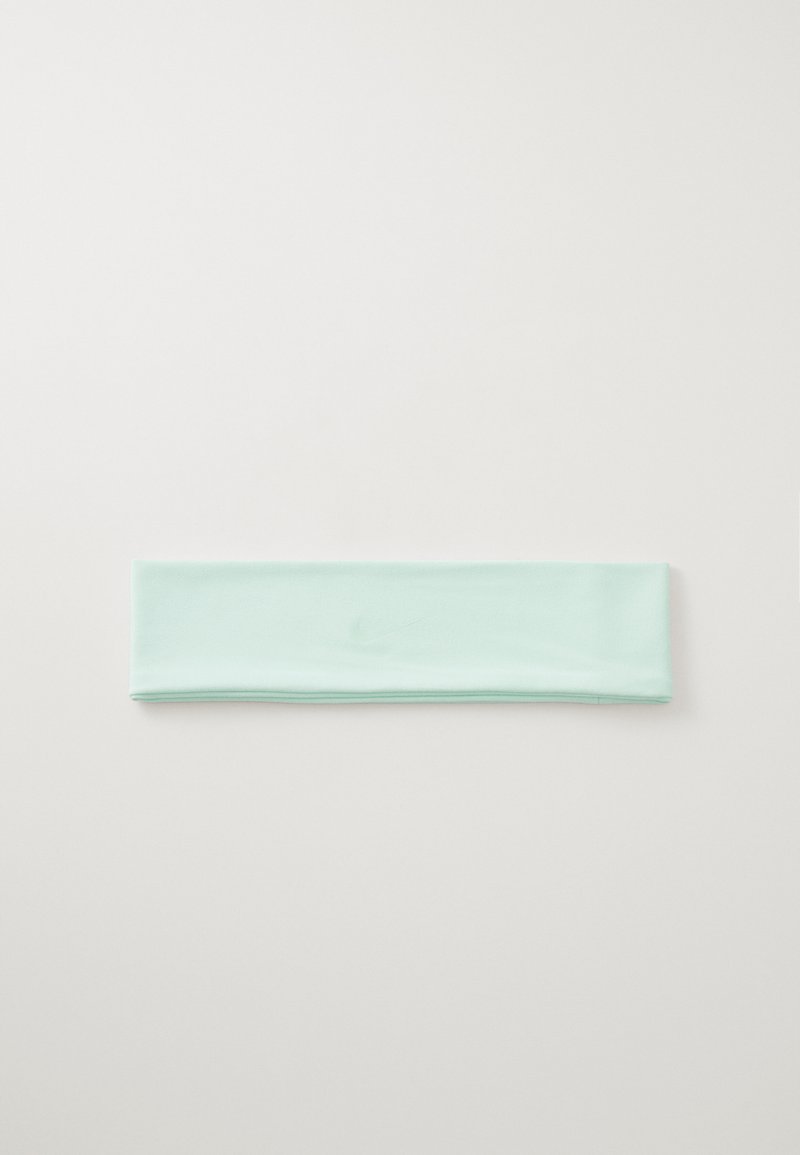 Tanka headband u mint zelenoj boji, tankog dizajna, glatke teksture, s suptilnim detaljem logotipa. Pogodna za sport ili casual nošenje.