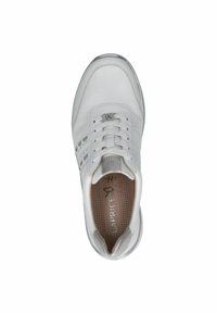 Fehér sneaker sima szintetikus anyagból, lekerekített orral és fűzős kialakítással. Ezüst színű díszek a saroknál és oldalsó vágatok a szellőzés érdekében.