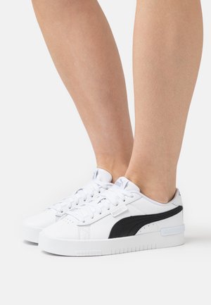 Pantofi sport albi cu accente negre, din piele texturată, cu limbă căptușită și talpă din cauciuc. Sistem de șireturi cu detalii logo.