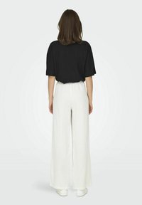 JDY MIT WEITEM BEINSCHNITT LOCKER - Pantaloni - bright white