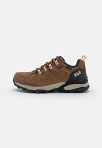 Braunes Wanderschuhmodell mit einem Obermaterial aus Mesh und Wildleder, grauer Zwischensohle, schwarzer Gummisohle und orangefarbenem Akzent an der Ferse. Verfügt über Metallösen und Schnürsenkel.