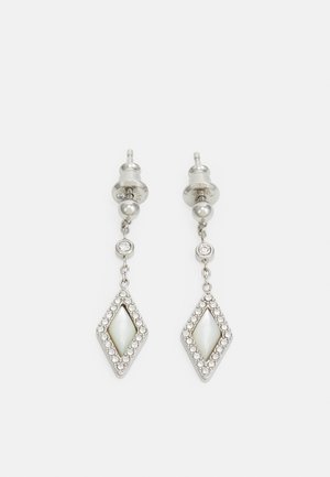 Boucles d'oreilles pendantes en argent avec un centre en nacre en forme de losange encadré de petits cristaux clairs, attachées à un petit cristal rond et une tige boule.