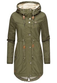 Olivgrön parkasjacka med en huva fodrad med faux päls, dragsko vid midjan, tryckknappar och två sidofickor. Accenterad med bruna detaljer.