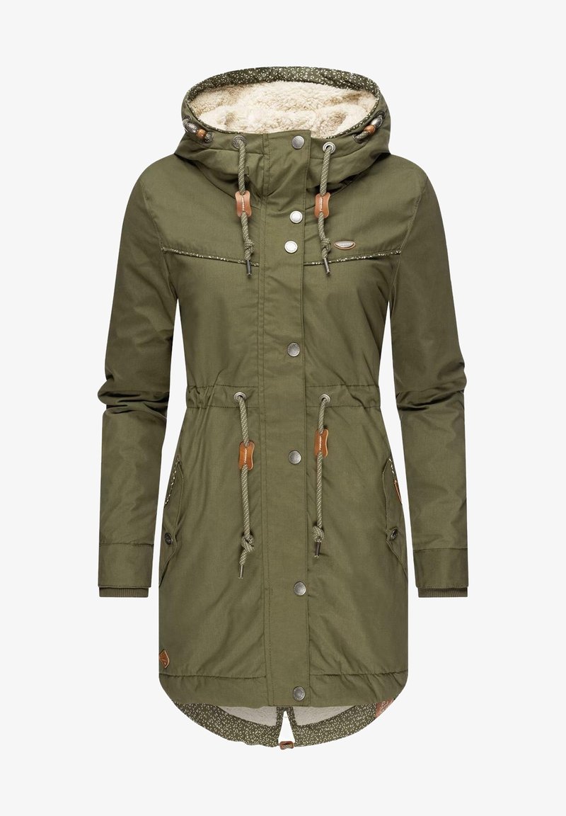 Olivgrön parkasjacka med en huva fodrad med faux päls, dragsko vid midjan, tryckknappar och två sidofickor. Accenterad med bruna detaljer.