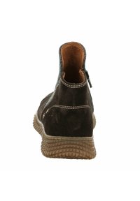 Hnědé semišové kotníkové boty se zipem, gumovou podrážkou, zaoblenou špičkou a kontrastním prošíváním podél švu.