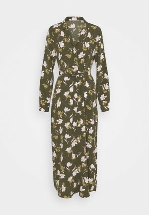 Robe midi à manches longues vert olive avec imprimé floral blanc, ceinture nouée à la taille et col cranté.