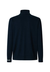 Tamsiai mėlynas megztinis su aukštu apykakle, ilgomis rankovėmis ir nusmailintomis rankogaliais. Kairėje rankovėje yra balta tekstinė detalė "JEANS".