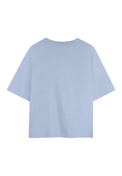 T-shirt court bleu clair à manches courtes avec un col rond, vu de dos sur un fond blanc.