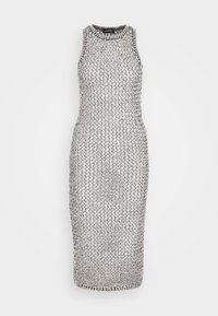 Pletené šaty bez rukávů v černé a bílé barvě, těsně přiléhající k tělu s texturovaným vzorem, kulatým výstřihem a délkou ke kolenům.