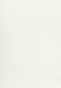 Tecido branco rigado com uma textura suave, apresentando finas linhas verticais. O design é minimalista e uniforme em cor e padrão.