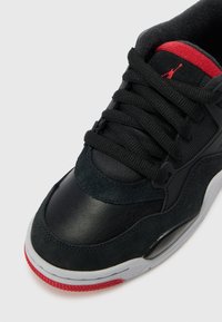 Baskets avec une tige en cuir noir, nubuck et mesh. Présentent des accents rouges et des lacets noirs. Embout arrondi et semelle extérieure grise.