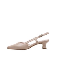 Zapato slingback beige con punta afilada, tacón bajo y una correa con hebilla de plata. Material sintético suave y diseño minimalista.