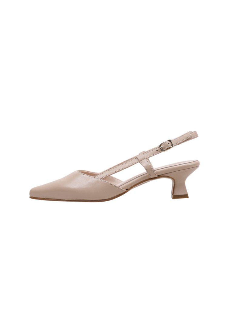 Zapato slingback beige con punta afilada, tacón bajo y una correa con hebilla de plata. Material sintético suave y diseño minimalista.
