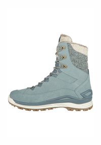 Helles blauer Winterstiefel mit Obermaterial aus Wildleder und Stoff, mit einem mit Fell gefütterten Kragen und metallenen Ösen. Verfügt über eine strukturierte Sohle für besseren Halt.