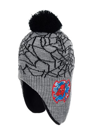 Graue Strickmütze mit schwarzem Spinnenwebmuster, schwarzem Bommel auf der Oberseite und einem rot-blauen Spiderman-Patch an der Seite. Mit Ohrenklappen.
