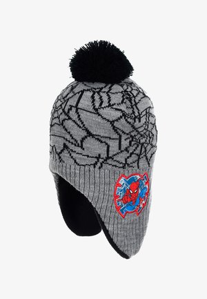 Grijze gebreide muts met zwart spinnenwebpatroon, zwarte pompon bovenop en een rode en blauwe Spiderman patch aan de zijkant. Heeft oorkleppen.