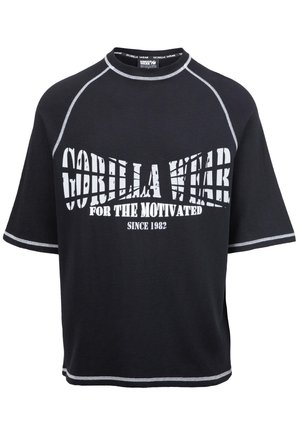 Zwarte t-shirt met korte mouwen en een gestructureerde stof. Voorzien van grijze stiksels en een witte grafische print met "GORILLA WAR" en "FOR THE MOTIVATED."