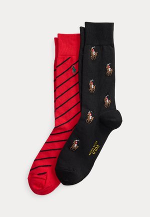 Paire de chaussettes, une rouge avec des rayures diagonales noires et un logo vert, une noire avec de petits motifs de cavaliers et un texte jaune "Polo Ralph Lauren".