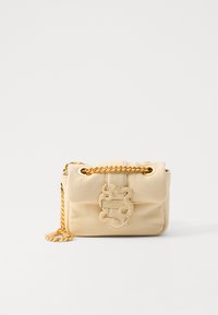 Beige stoffveske med flettet detalj på frontlåsen, gullfarget hardware og kjede-reim. Myk, strukturert design med fyll.