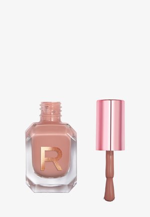 Flaske med neglelak i nude-farve med roseguld "R" på forsiden, ved siden af en åben børste med matchende pink metalisk låg.