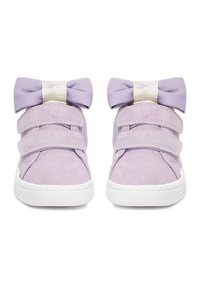 Lilakų spalvos kūdikių sportiniai bateliai su baltais padais, dviem lipdukais kiekviename, ir didelėmis lila spalvos kaspinėlio formos dekoracijomis ant liežuvėlio.