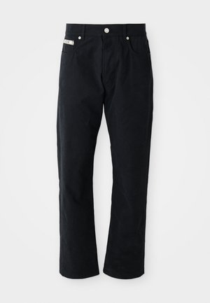 Pantalon noir en coton avec une coupe droite, cinq poches, quincaillerie en argent et une finition texturée subtile.