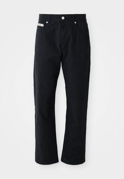 Juodi medvilniniai kelnių su tiesia kojų forma, penki kišeniai, sidabriniai aksesuarai ir subtilus tekstūruotas paviršius.