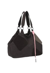 Bolso de cuero marrón con parches texturizados en marrón oscuro y gris. Cuenta con correas dobles, herrajes plateados y un acento de cinta rosa.