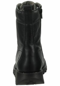 Bottine noire en cuir avec une texture lisse, fermeture éclair sur le côté et semelle robuste. Comprend des coutures discrètes et une languette à l'arrière.