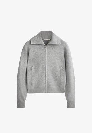 Szary sweter dzianinowy z zamkiem z przodu, szerokim kołnierzem i dwiema bocznymi kieszeniami. Posiada ściągacze na mankietach i u dołu, z miękką teksturą.