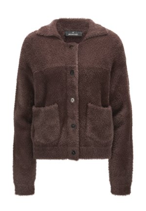 Brauner, flauschiger Knopf-Cardigan mit langen Ärmeln, Kragen und zwei Vordertaschen, gezeigt auf weißem Hintergrund.