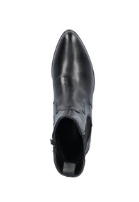 Zwarte leren enkelboot met een spitse neus, een gladde textuur, decoratieve stiksels langs de bovenkant en een zijrits voor sluiting.