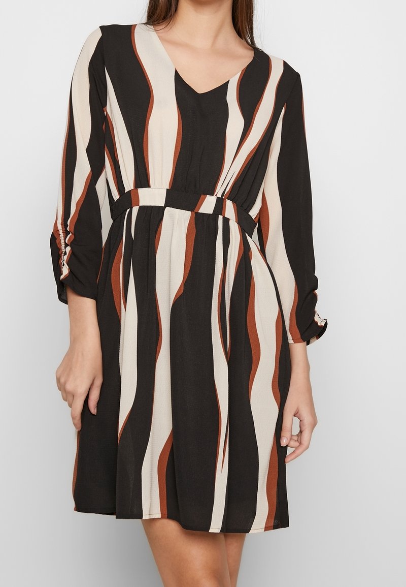 Schwarz, creme und rost gestreiftes Kleid mit V-Ausschnitt, elastischem Taillenbund und 3/4-Ärmeln, die am Bund geraffte Details aufweisen.