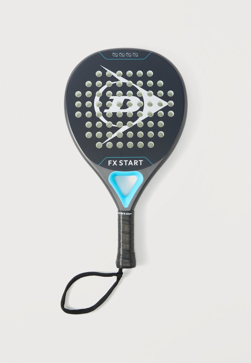 Μαύρη και μπλε ρακέτα padel Dunlop FX Start με διάτρητη επιφάνεια και ιμάντα καρπού σε λευκό φόντο.