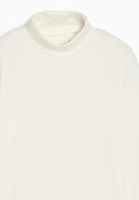 Maglione a collo alto color crema con una texture liscia, con colletto alto e maniche lunghe, esposto piatto su uno sfondo bianco.