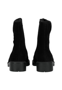 Botas de tobillo de ante negro con una textura suave, con cremallera lateral y una suela de goma negra resistente. Diseño clásico de punta redonda.