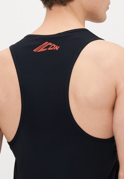 Črna brezrokavna majica s krogastim ovratnikom, gladko teksturo in rdečim logotipom na zgornjem delu hrbta. Oblika odprtega hrbta za prezračevanje.