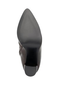 Bruine leren pump met hoge hak, puntige neus en een zwarte rubberen zool met textuur. Zijkant met zichtbare stiksels, strak ontwerp met minimale accenten.