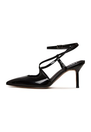 Czarny lakierowany but na wysokim obcasie z wąskim noskiem, paskiem wokół kostki i wyciętym wzorem; posiada szpilkowy obcas i gładką powierzchnię.