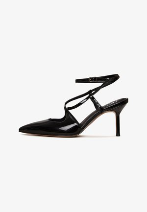 Schwarze Lackleder-Pumps mit spitzem Zehenbereich, Knöchelriemen und Ausschnittdesign; verfügen über einen Stiletto-Absatz und eine glatte Oberfläche.