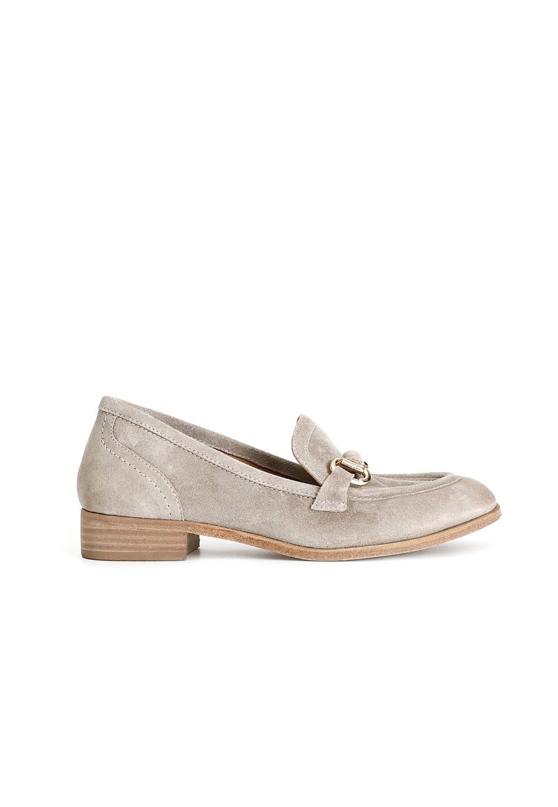 Lichtgrijze suède loafers met een klein blokhak, voorzien van een decoratieve strik en accenten in goudkleurige hardware. Glad oppervlak en minimale stiksels.